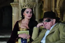 Penélope Cruz as Queen Isabella of Castile with John Scott (Clive Revill): "He is not John Ford but he is inspired by him."